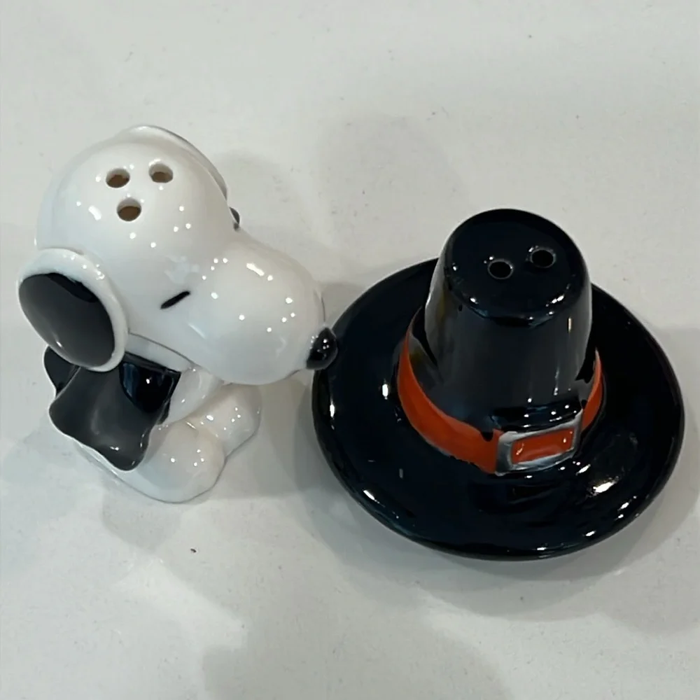 Cute.🎃 Pilgrim Snoopy Salt & Pepper